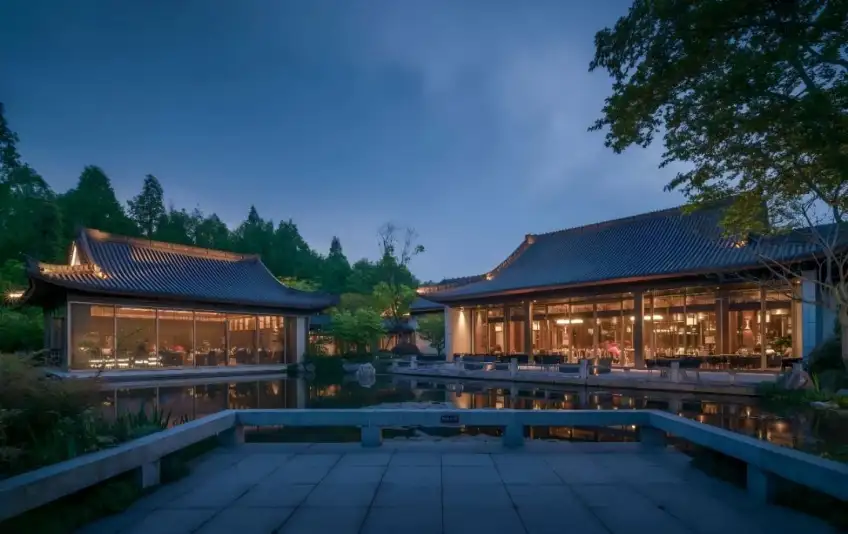 杭州西湖畔中式庭院夜景灯火