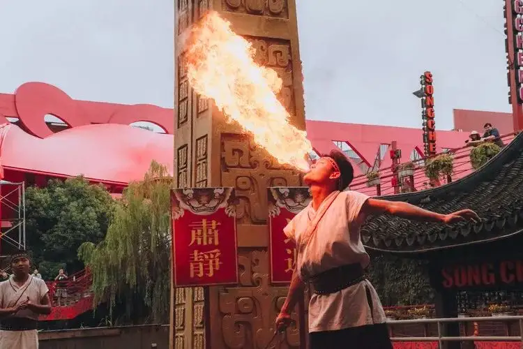 宋城街頭藝人噴火與肅靜旗幡背景
