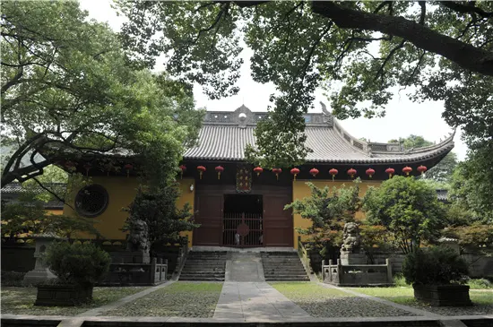 杭州净慈寺山门红灯笼与石狮