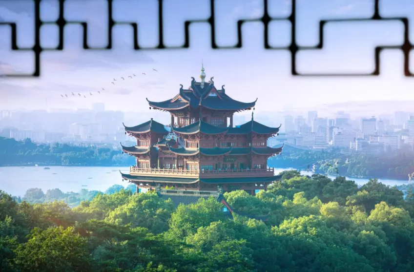 杭州吴山城隍阁飞檐框景与湖城
