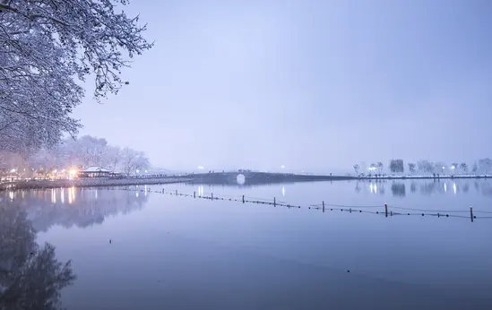 杭州西湖断桥残雪暮色与倒影