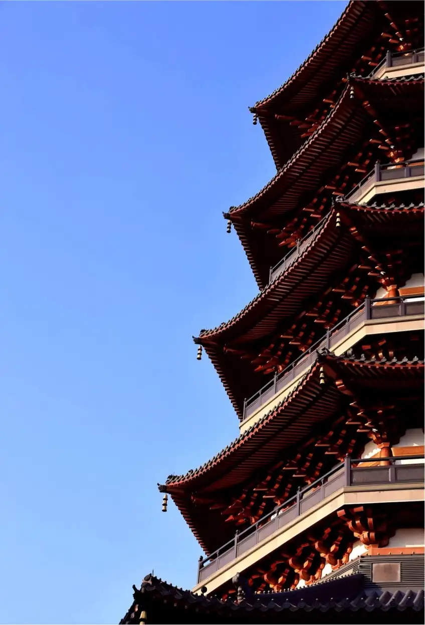 雷峰塔多层飞檐与蓝天近景