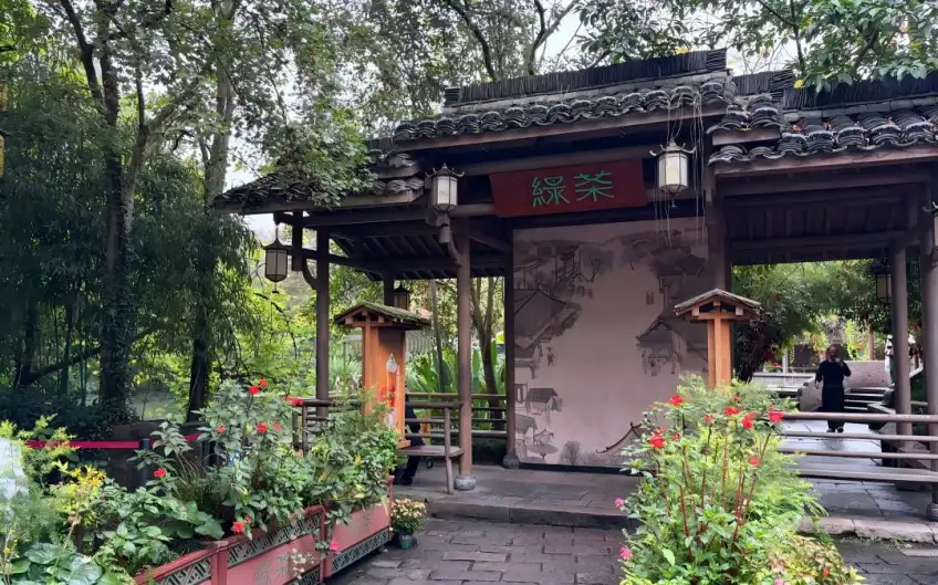 绿茶餐厅木亭飞檐与红匾门头