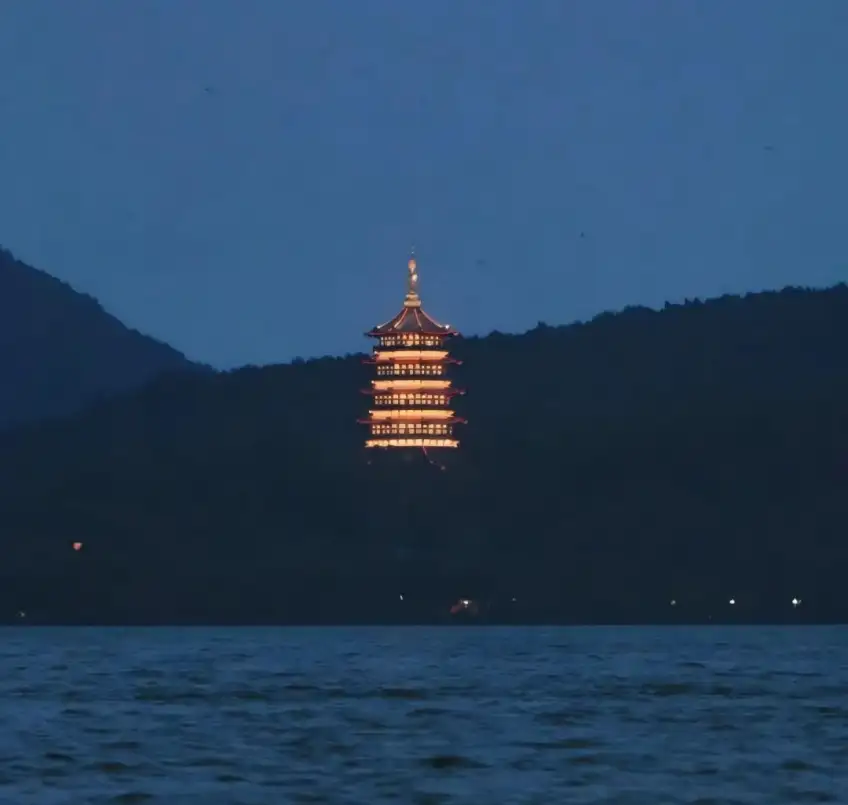 杭州西湖雷峰塔夜景灯火映湖面