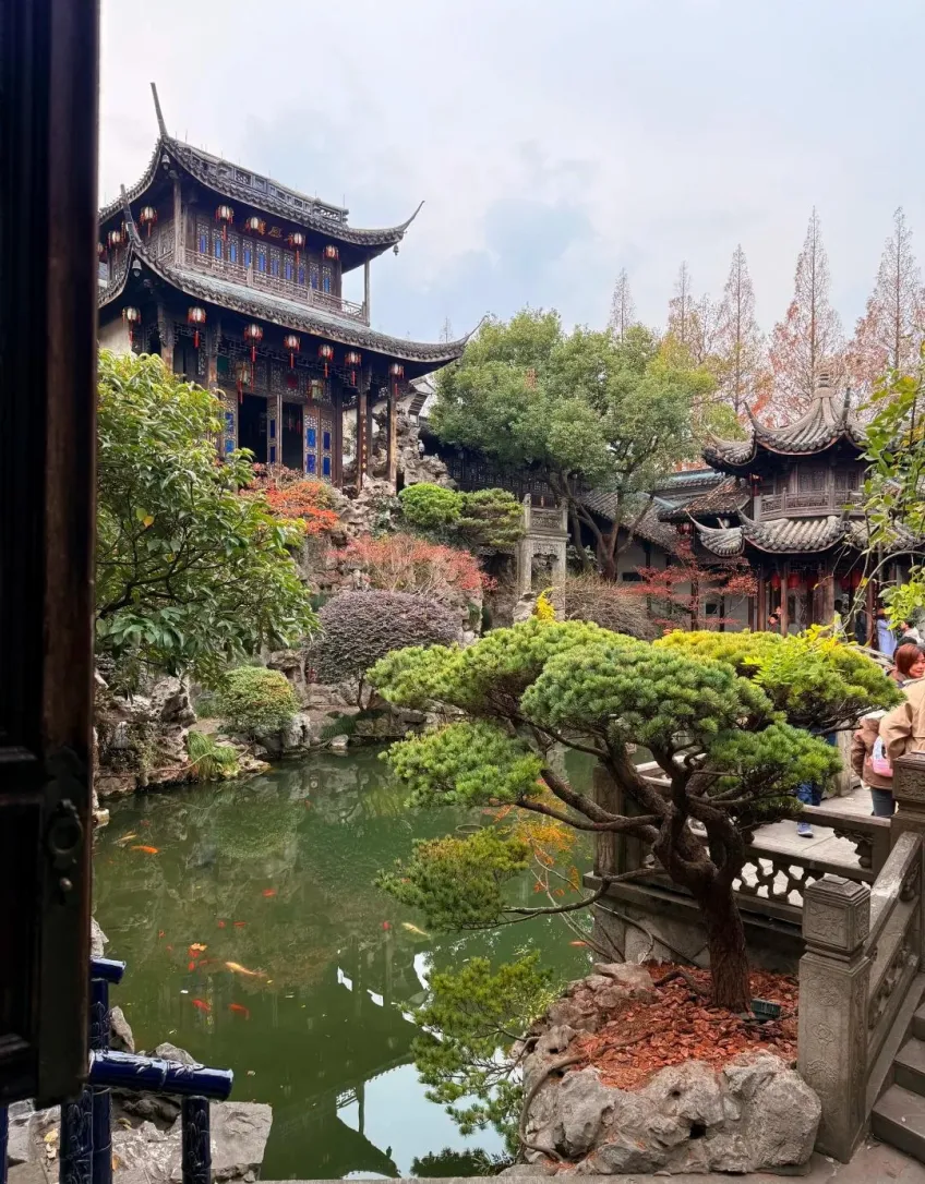 芝園池水倒影與假山樓臺