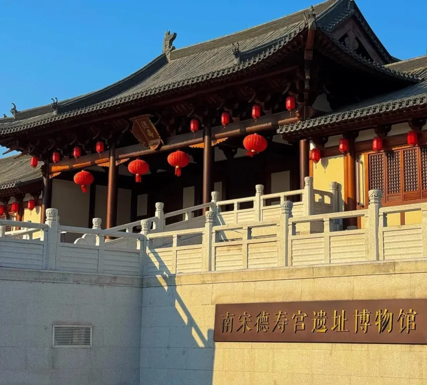 南宋德壽宮遺址博物館金匾與紅燈籠