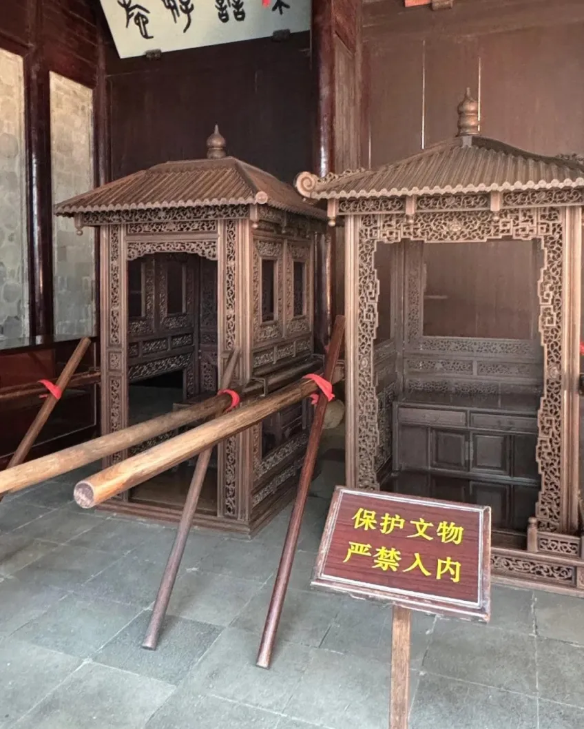 轎廳內兩頂紅木官轎陳列