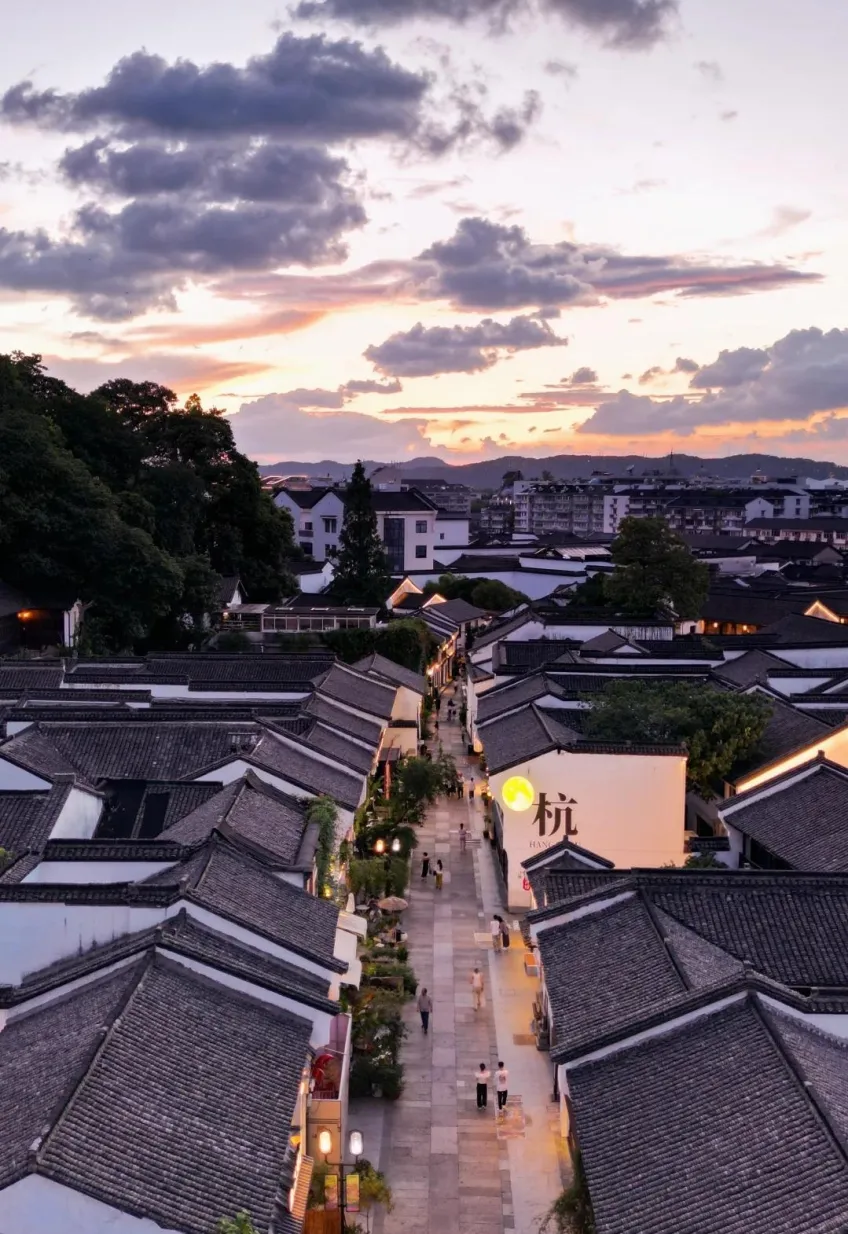 杭州老街區落日屋頂俯瞰景