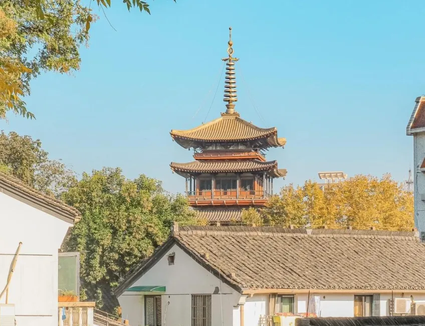 十五奎巷一帶白牆灰瓦屋頂與古塔