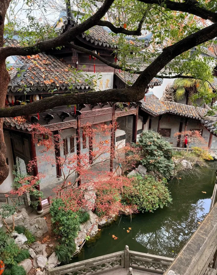 東宅樓廊池塘假山與秋葉