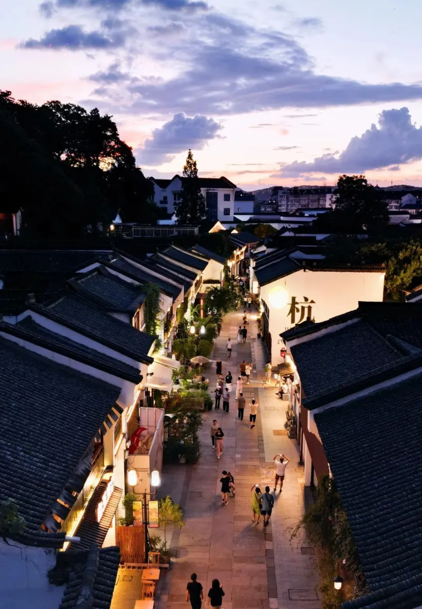 黄昏巷弄屋顶与白墙杭字街景