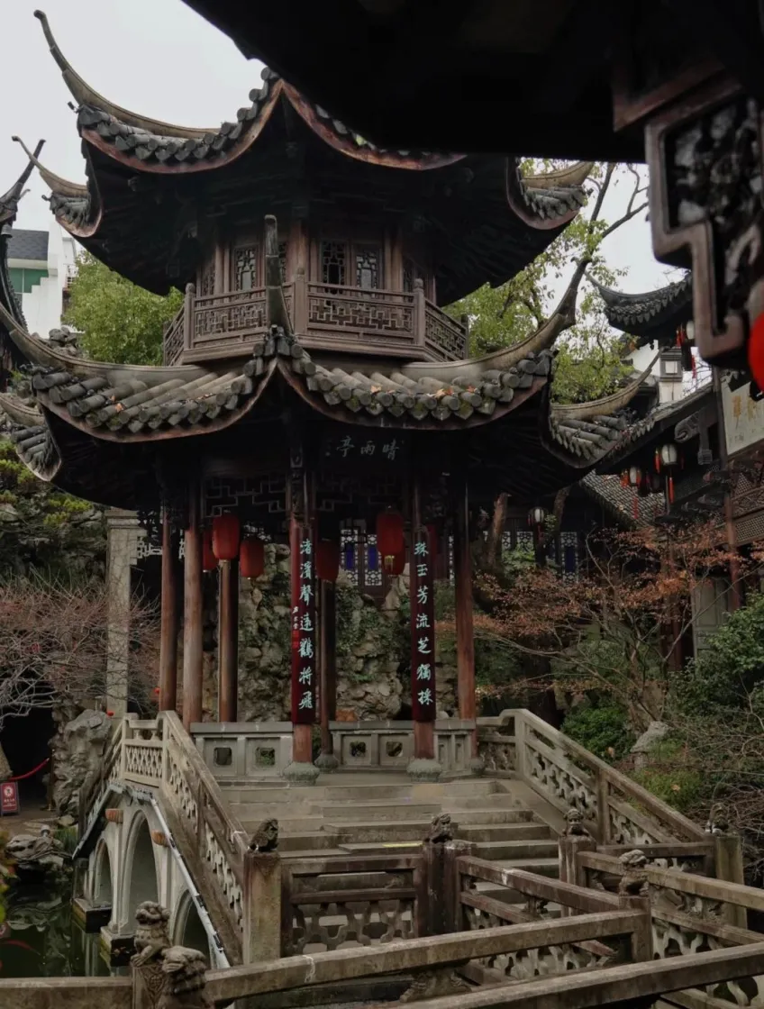 晴雨亭雙層飛簷石橋與假山