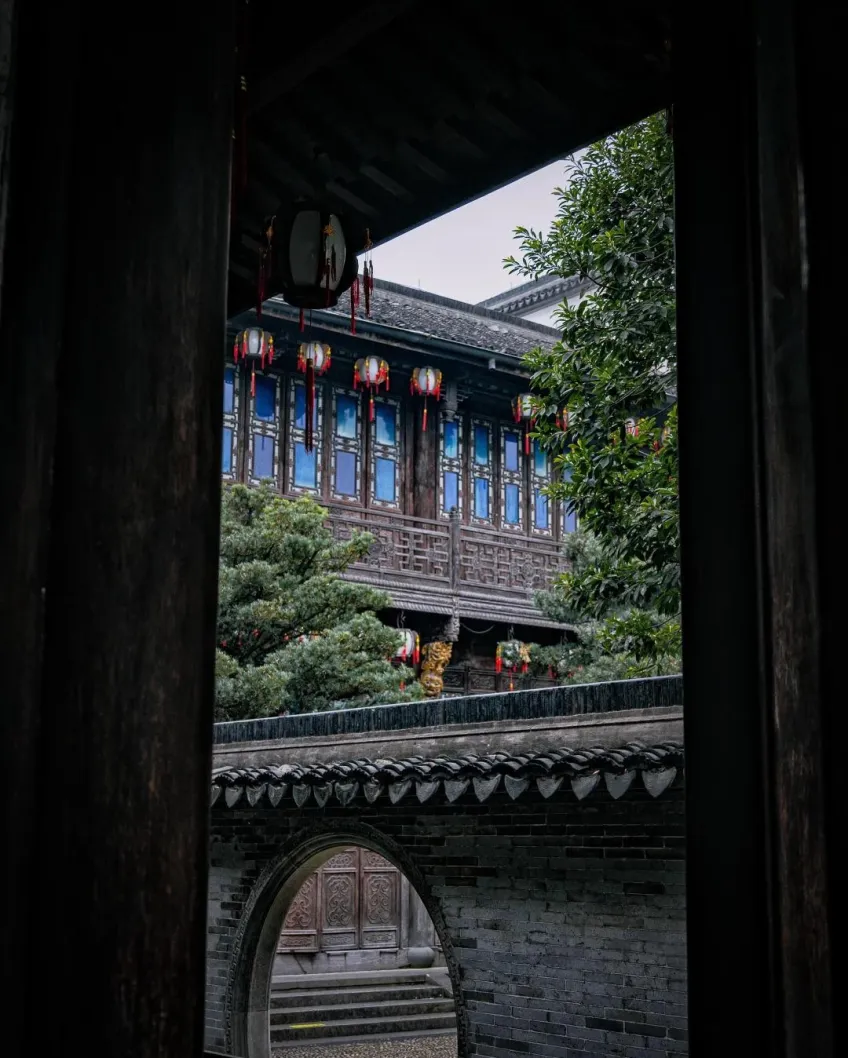 故居內月洞門與藍玻木樓庭院