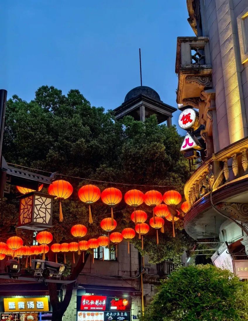 河坊街夜色紅燈籠與飯兒招牌暖光
