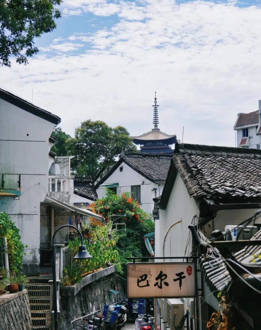 十五奎巷白牆巷道遠眺塔影