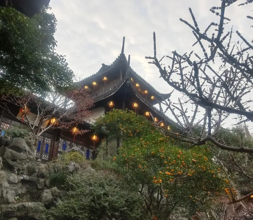 假山石徑亭閣飛簷與紅燈籠