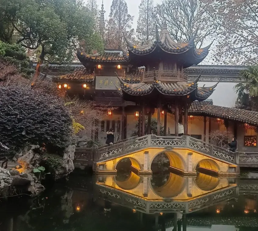 芝園夜色三孔橋暖光與水中倒影