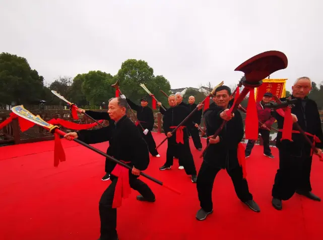 五常武者黑衣红腰带持长刀阵演练