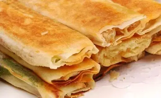 蕾丝垫上三层金黄葱香烙饼