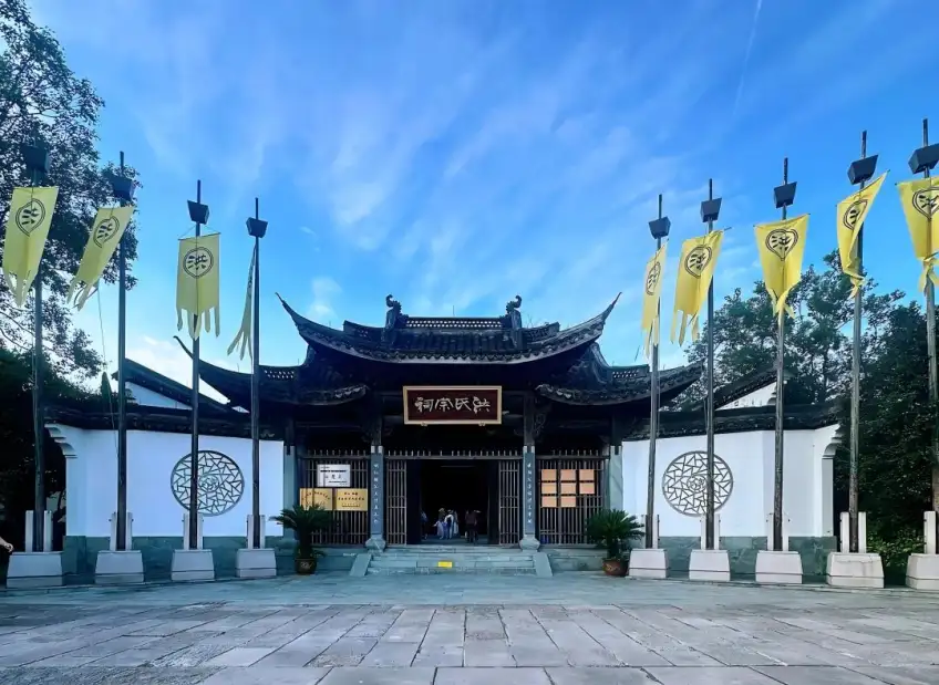 洪园水乡古建庭院与绿树一角