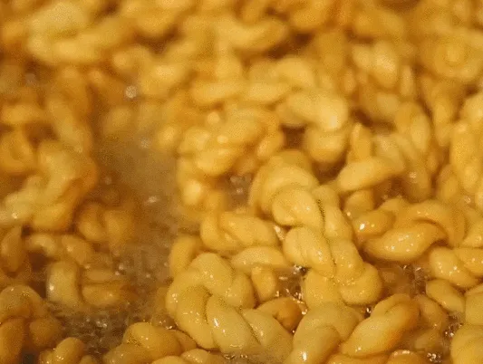 油锅里翻滚的金黄麻花特写