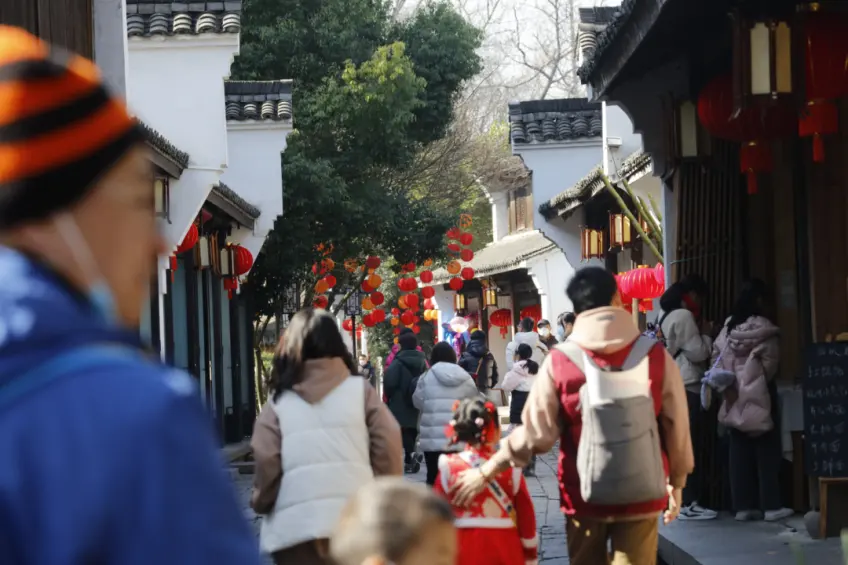 河渚街白墙灰瓦红灯笼下游客穿行