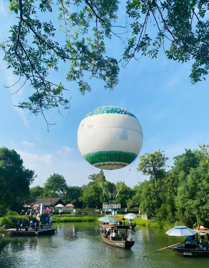 西溪水道摇橹船与空中大型氦气球