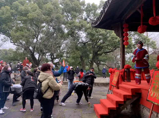 西溪户外红毯戏台民俗表演与游客观看