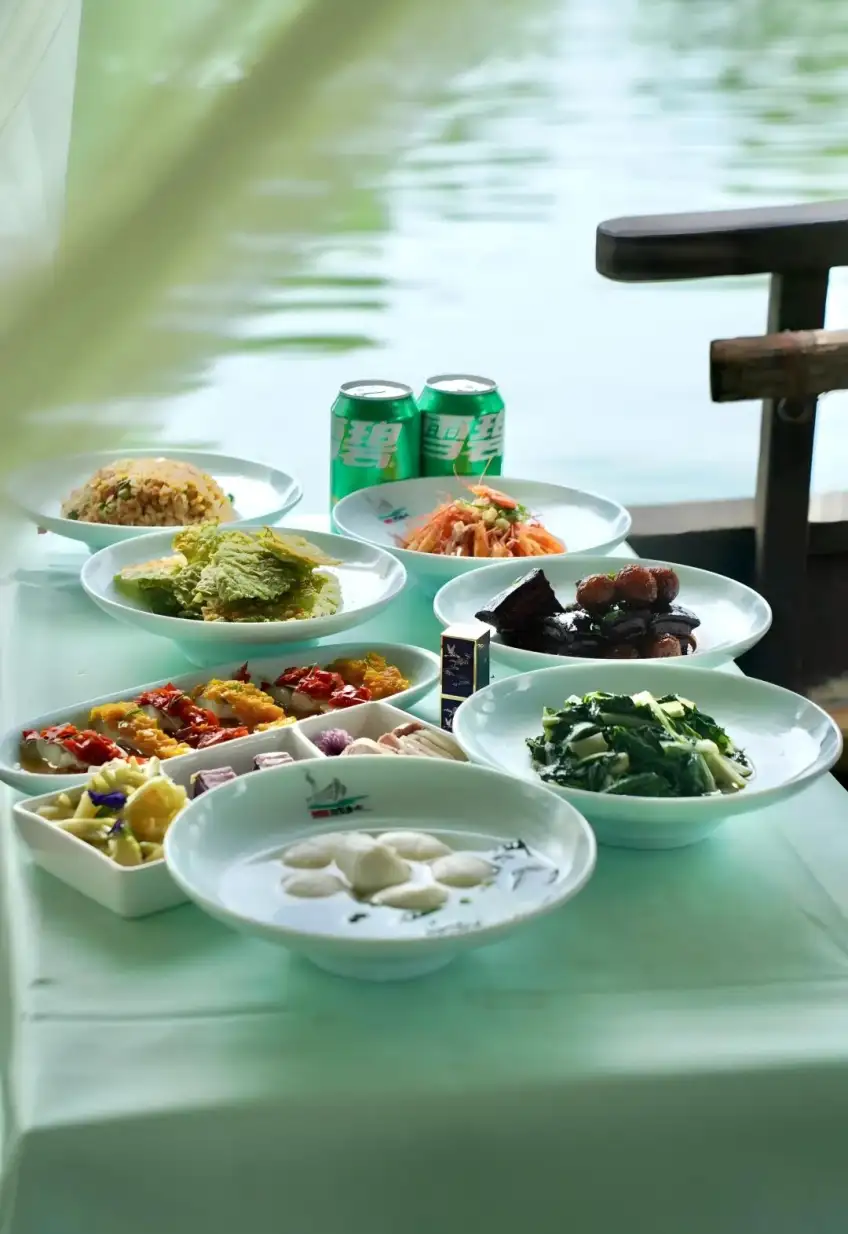 西溪船上鱼圆汤与多道河鲜菜