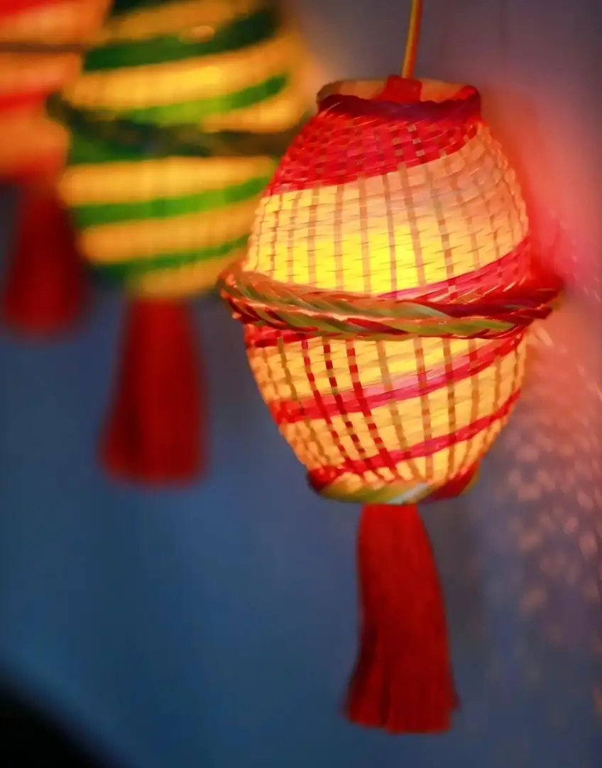 彩篾编织灯笼夜间亮灯红穗垂落
