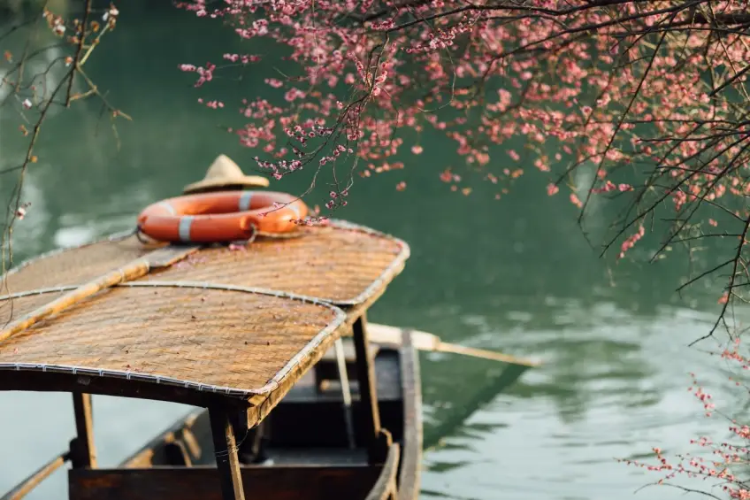 西溪河道上乘员乘坐的经典摇橹船