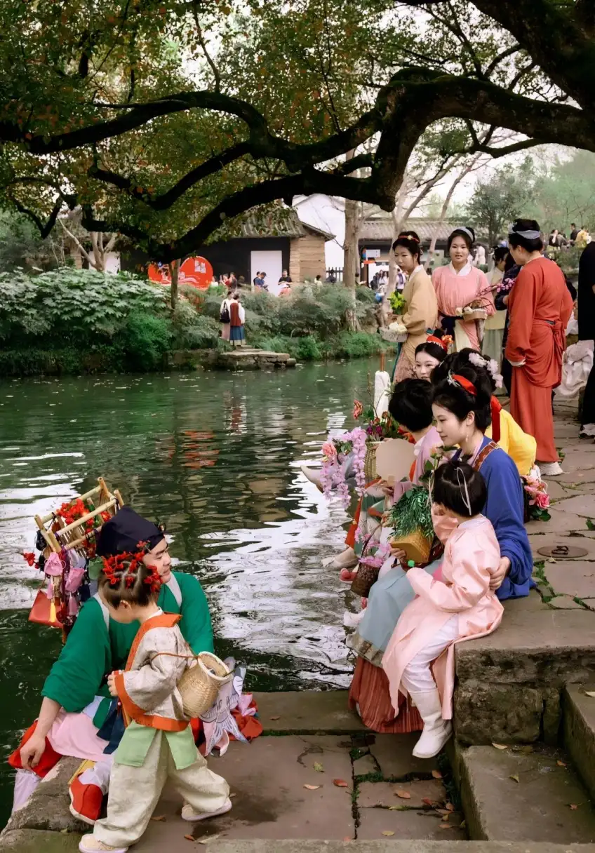 水道石岸边汉服大人与孩童提花篮留影