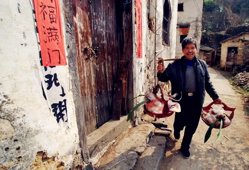 扁担挑红篮猪头穿古巷场景