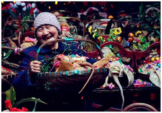 赛猪头老人捧祭篮欢笑迎客