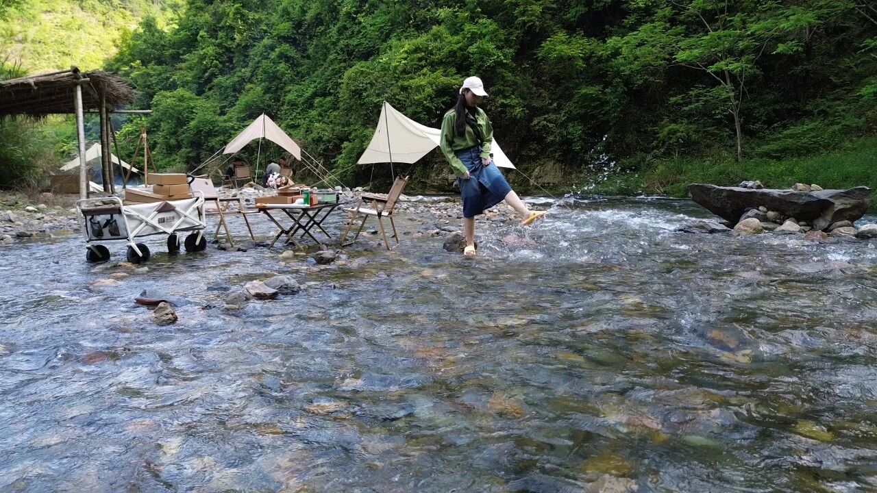 想把千岛湖的四季都送给你！春日骑行、夏夜湖风、秋日夕阳、冬雪鱼汤……这封来自人间仙境的四季情书，请务必亲自打开！