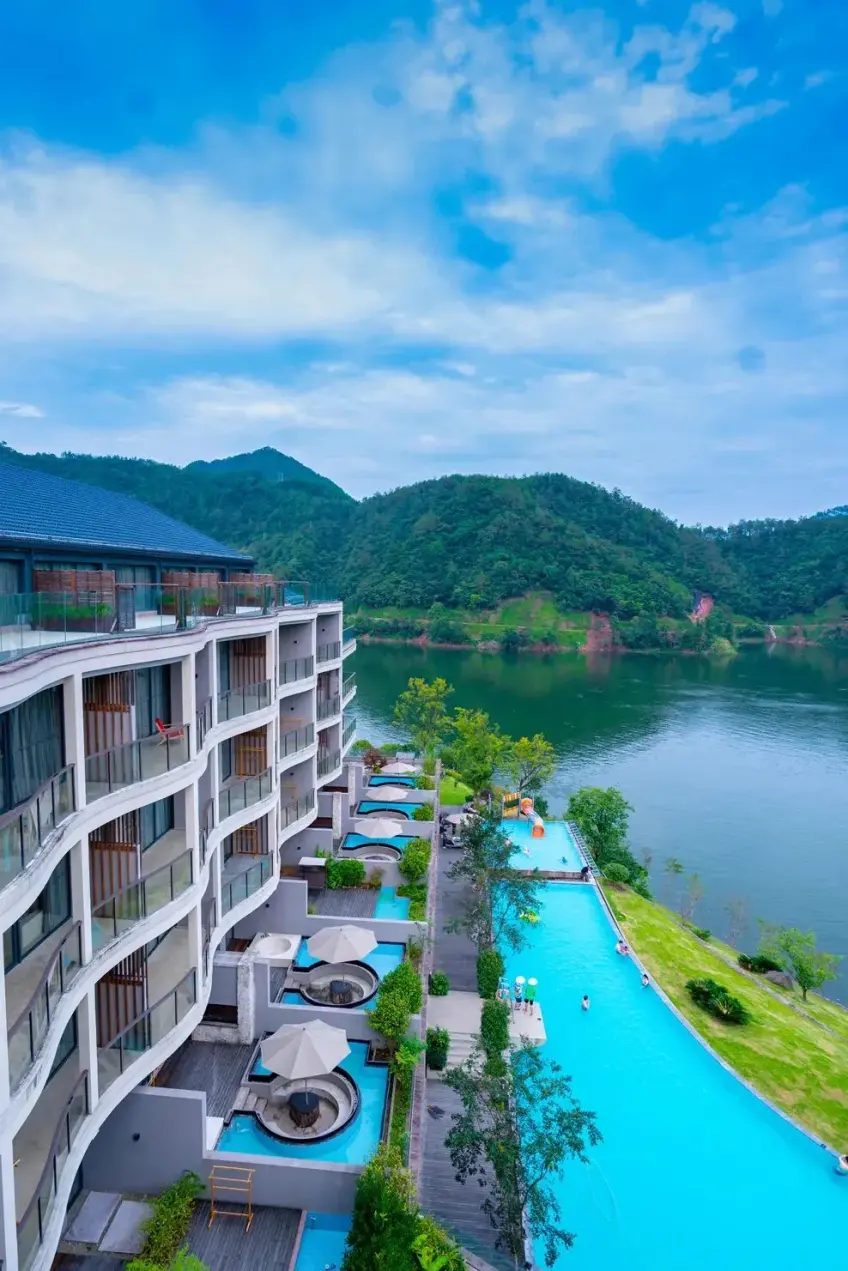 千岛湖返里大堂落地窗框取湖景