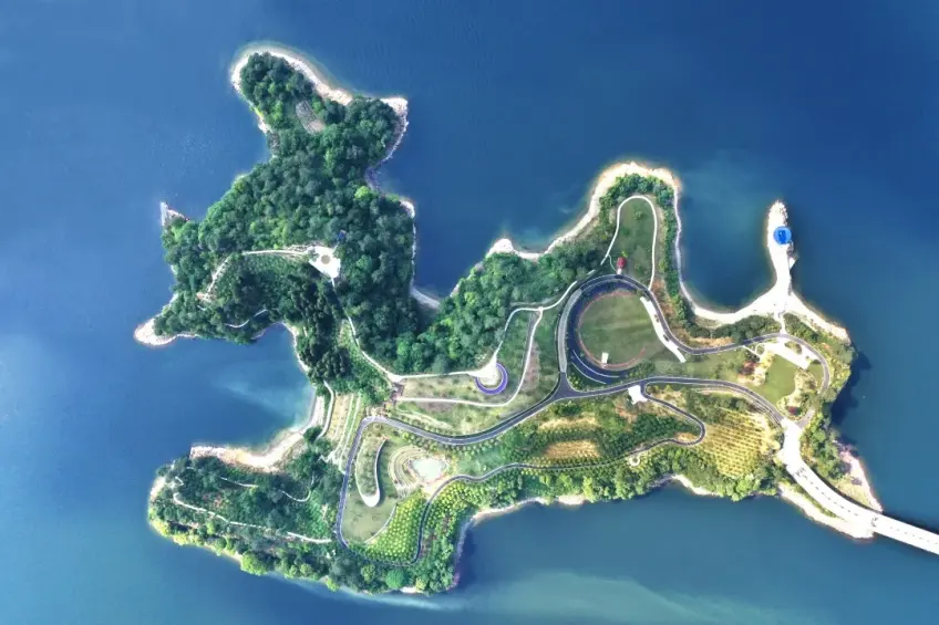 千岛湖植物园鹿形岛屿航拍全貌