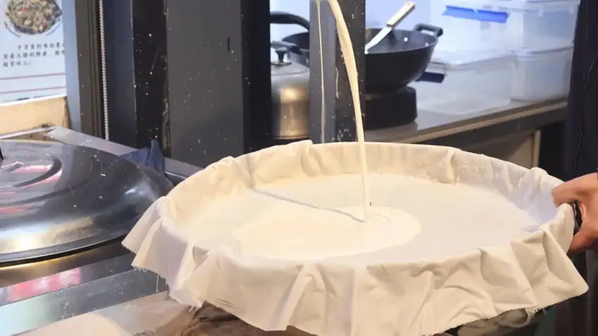 安上粉皮米漿倒入蒸籠
