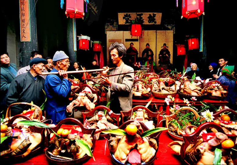 朱家村祠堂猪头祭篮供桌近景
