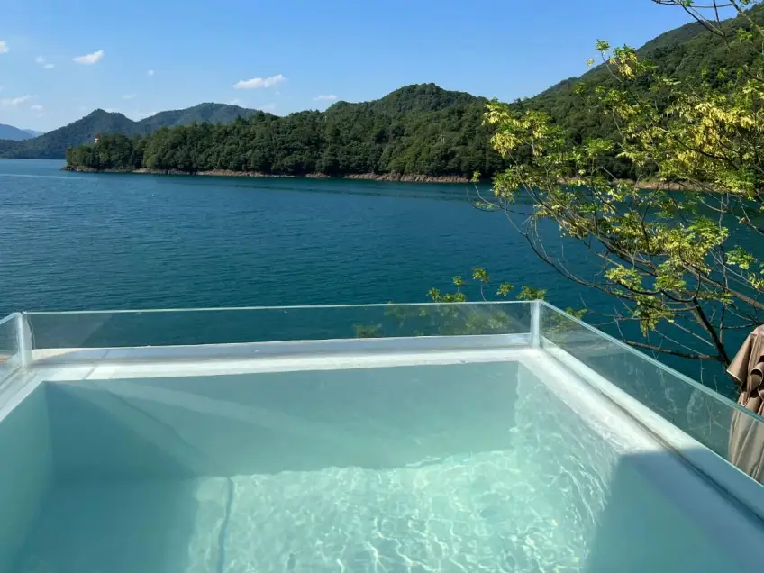 民宿无边泳池外望千岛湖