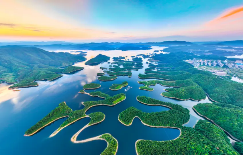 千岛湖碧波与岛屿湖面风光