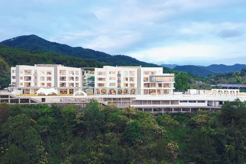 千岛湖山畔白色多层度假酒店与泳池