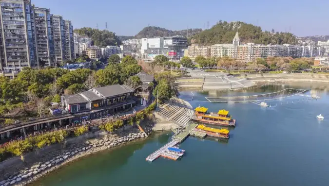 千岛湖码头黄色顶棚游船与岸边瓦屋