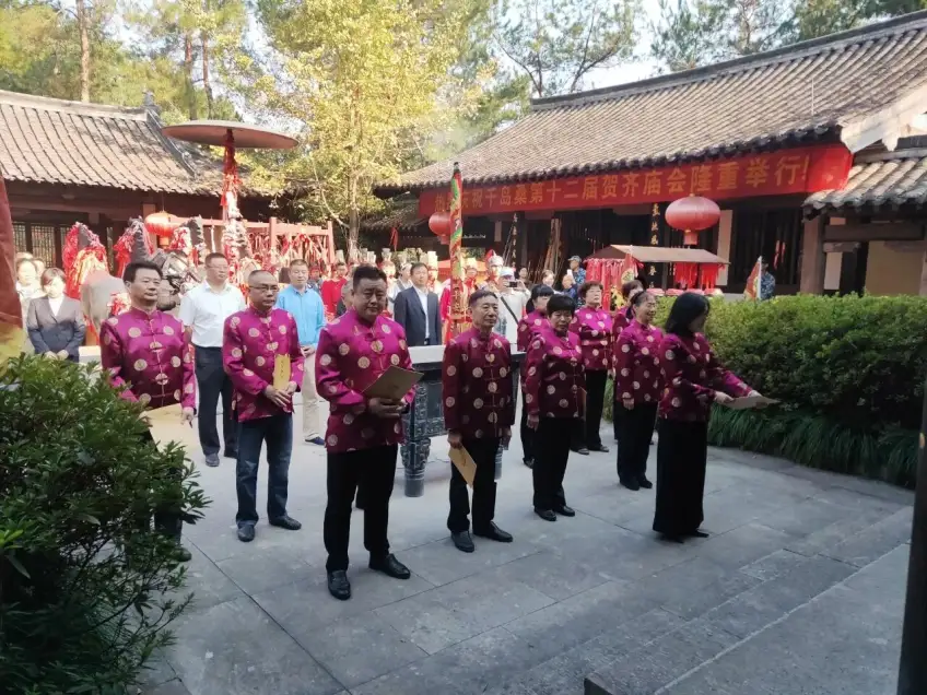 贺齐庙会紫衣仪仗祭拜仪式现场