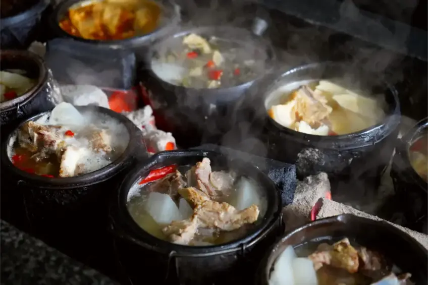 陶土湯瓶炭火煨燉蘿蔔肉