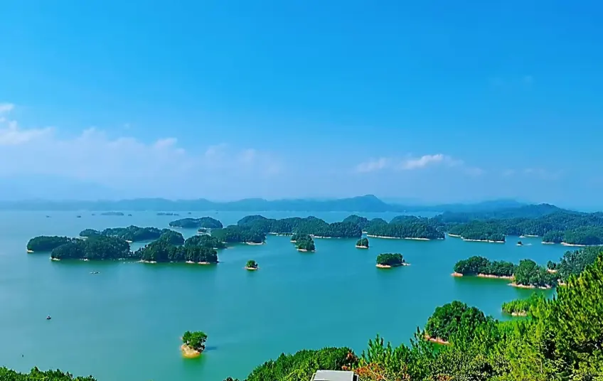梅峰岛观景台俯瞰千岛湖碧波群岛