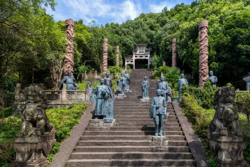 龙山岛石阶雕像石狮与山顶牌坊
