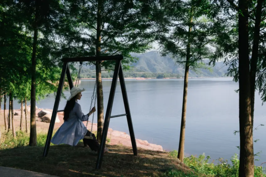 千岛湖可人酒店湖畔秋千与湖面实景