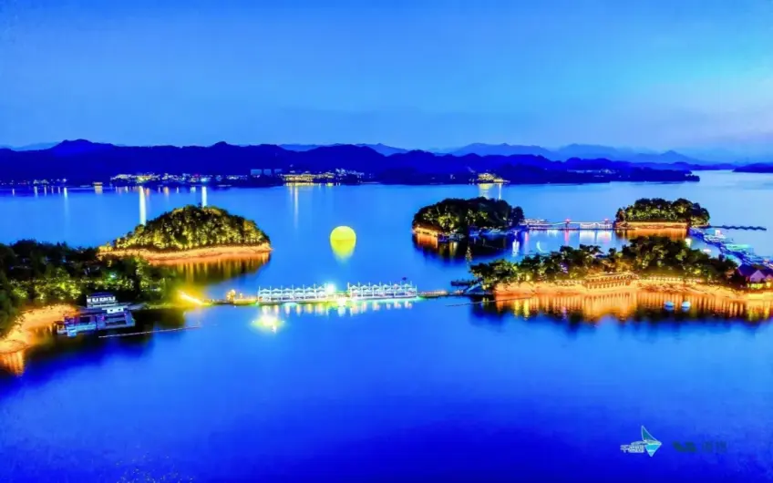 月光岛夜色浮桥灯光与人工月亮