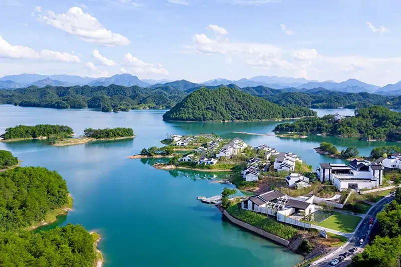 千岛湖开阔湖面与远山岛屿全景